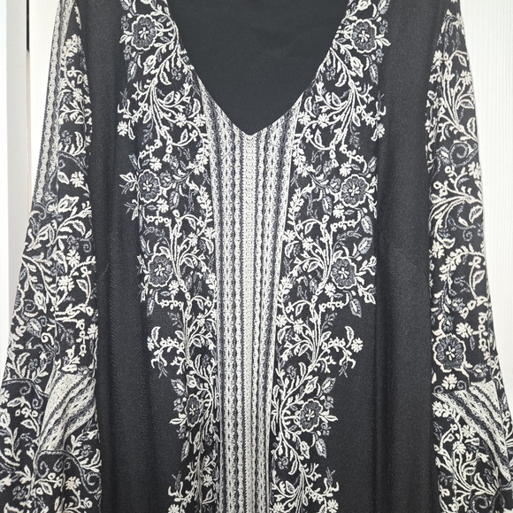 Black and White Women's Dress Signature By ROBBIE BEE - Picture 4 of 5